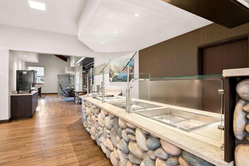 Η κουζίνα ή μικρή κουζίνα στο Best Western Sawtooth Inn and Suites