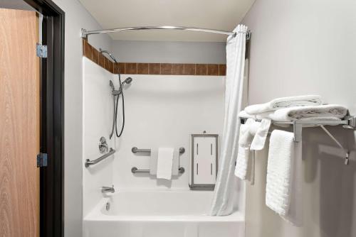Ένα μπάνιο στο Best Western Sawtooth Inn and Suites