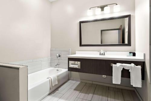 Ένα μπάνιο στο Best Western Sawtooth Inn and Suites
