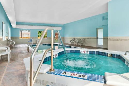 a jacuzzi tub with a slide in a hotel room at Best Western Paradise Inn in Savoy