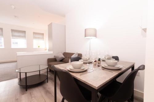 a dining room with a wooden table and chairs at Cosy 1Bed Getaway in Central Hull in Hull