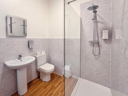 ein Badezimmer mit Dusche, Toilette und Waschbecken in der Unterkunft The Esplanade Hotel by Compass Hospitality in Paignton