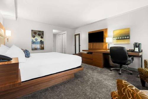 a hotel room with a bed and a desk at Best Western Plus Mont-Laurier in Mont-Laurier
