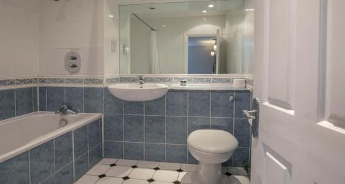 Un baño de Best Western Moore Place Hotel
