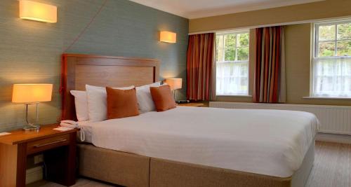 Una cama o camas en una habitación de Best Western Moore Place Hotel