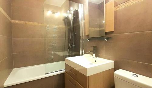 une salle de bain avec un lavabo, une douche et des toilettes dans l'établissement Résidence Le Mustag - Résidence LE MUSTAG N°034 MAE-1441, à La Plagne Tarentaise