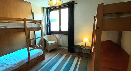 une chambre avec deux lits superposés et une fenêtre dans l'établissement Résidence Le Mustag - Résidence LE MUSTAG N°034 MAE-1441, à La Plagne Tarentaise