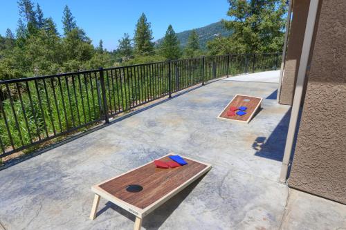 Balkón nebo terasa v ubytování Yosemite Hilltop Gated Villa near Oakhurst, Bass Lake and Mariposa w EVCharger Hottub Grill and Awesome Views!