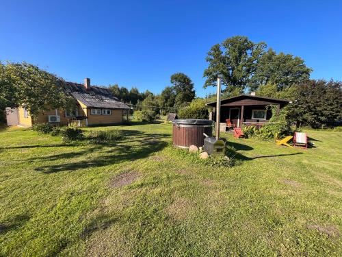 Un patio con un cubo de basura y una casa en Vedru sauna camping, en Väike-Rakke