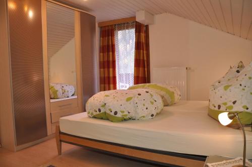Ein Bett oder Betten in einem Zimmer der Unterkunft Ferienwohnung Artur Wieser