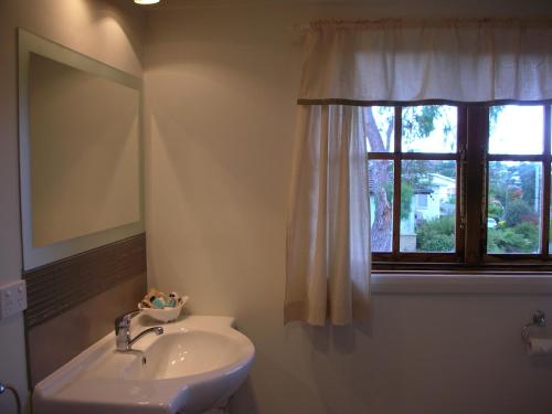 Koupelna v ubytování Cedar Cottages Blackmans Bay