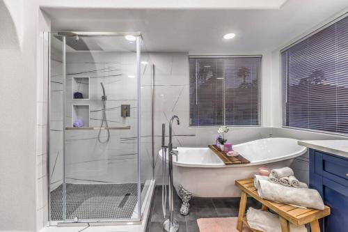 Ένα μπάνιο στο Peaceful Oasis Near Strip & Airport Pool Spa