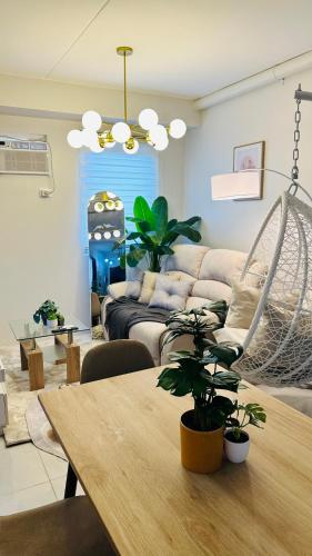 Χώρος καθιστικού στο 3BR - Stylish Condo Serenity