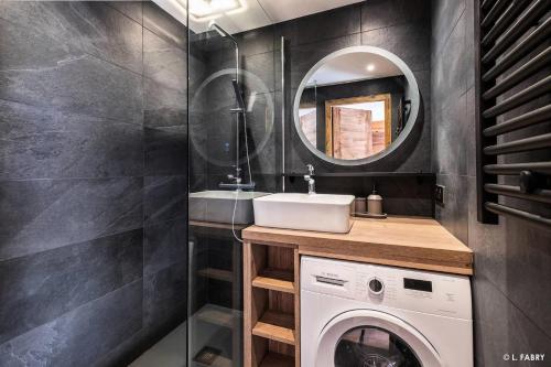 La salle de bains est pourvue d'un lave-linge et d'un miroir. dans l'établissement Résidence Hameau Du Borsat 1& 2 - Appartement 6 personnes - Au pied des pistes MAE-2734, à Tignes