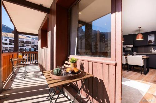 - un balcon avec une table et un bol de fruits dans l'établissement Résidence Hameau Du Borsat 1& 2 - Appartement 6 personnes - Au pied des pistes MAE-2734, à Tignes