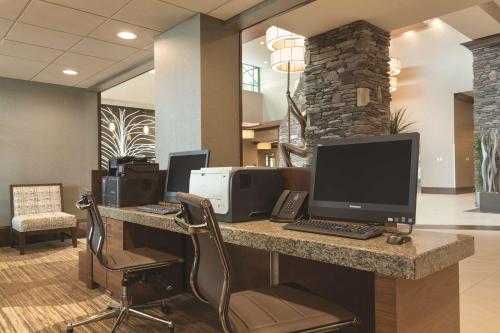 an office with a desk with a computer on it at Embassy Suites Saratoga Springs in Saratoga Springs