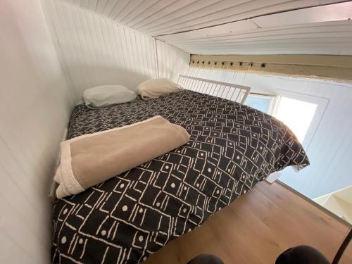 - une petite chambre avec un lit dans une petite maison dans l'établissement Le petit change, à Avignon