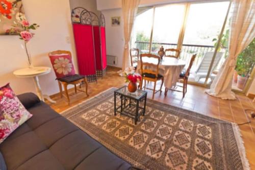 un salon avec un canapé, une table et des chaises dans l'établissement Lugaro, à Calvi