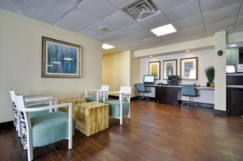 an office with chairs and desks and a desk at Hampton Inn Columbus/Dublin in Dublin