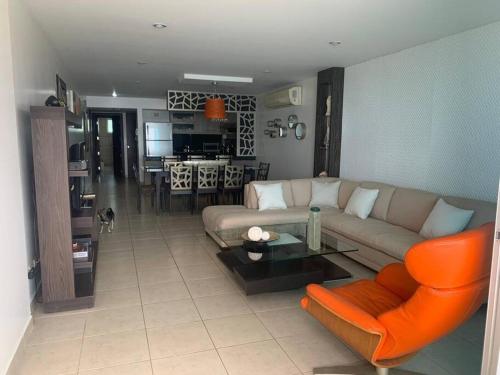 O zonă de relaxare la Hermoso Departamento con vista al mar