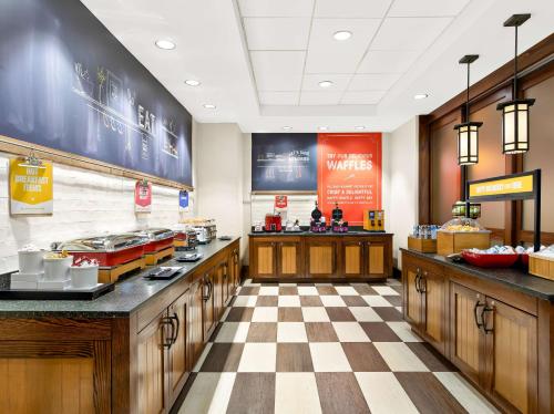 a fast food restaurant with a checkered floor at Hampton Inn & Suites Lake Placid in Lake Placid