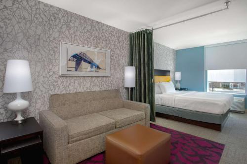 Ein Bett oder Betten in einem Zimmer der Unterkunft Home2 Suites By Hilton Omaha West