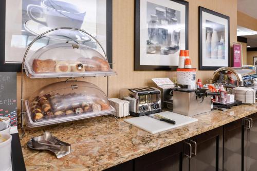 a kitchen with a counter with a bakeryasteryasteryasteryasteryasteryasteryasteryastery at Hampton Inn Staunton in Staunton
