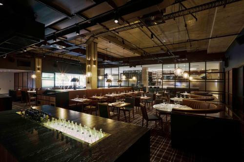 Un restaurante o sitio para comer en Hilton Adelaide