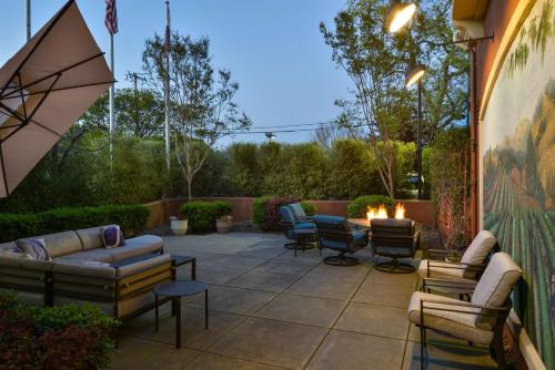 Сад в Hilton Garden Inn Napa