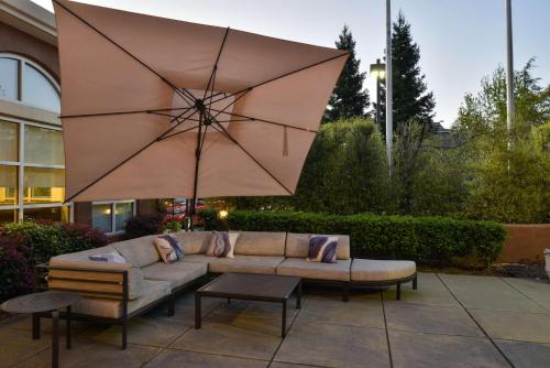 Сад в Hilton Garden Inn Napa