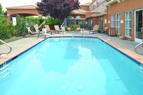 Бассейн в Hilton Garden Inn Napa или поблизости