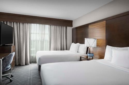Кровать или кровати в номере Embassy Suites Atlanta - Kennesaw Town Center