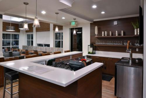 Кухня или мини-кухня в Hilton Garden Inn Napa
