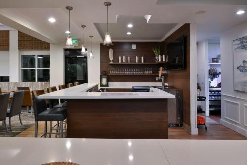 Кухня или мини-кухня в Hilton Garden Inn Napa
