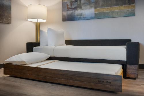 Una cama o camas en una habitación de Springhill Suites by Marriott Newburgh Evansville
