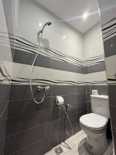 a bathroom with a toilet and a shower at Charmant appartement à Tunis ! in Tunis