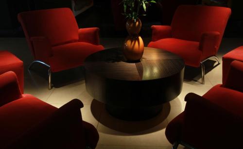 a room with a table and red chairs and a table sidx sidx sidx at Panoramic Grand - Iguazú in Puerto Iguazú
