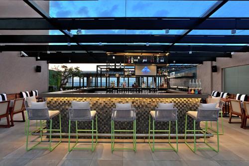 Un restaurante u otro lugar para comer en DoubleTree Suites by Hilton Bengaluru Outer Ring Road