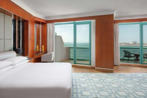 Кровать или кровати в номере Hilton Dubai Jumeirah