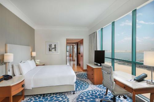 Телевизор и/или развлекательный центр в Hilton Dubai Jumeirah