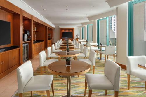Телевизор и/или развлекательный центр в Hilton Dubai Jumeirah
