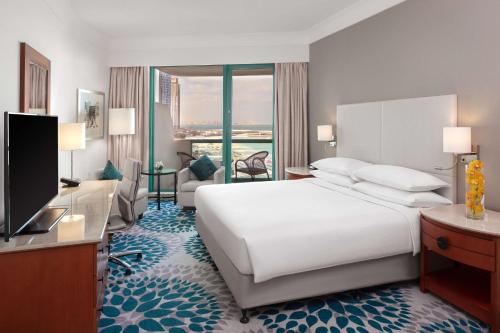 Кровать или кровати в номере Hilton Dubai Jumeirah