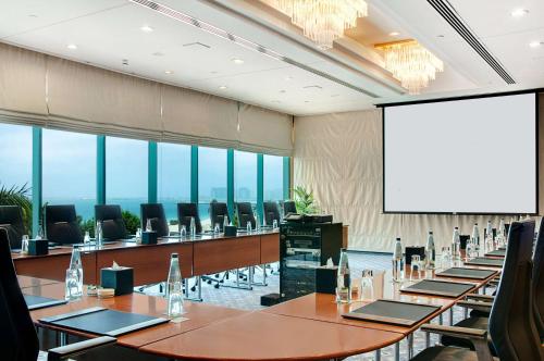 Бизнес-центр и/или конференц-зал в Hilton Dubai Jumeirah