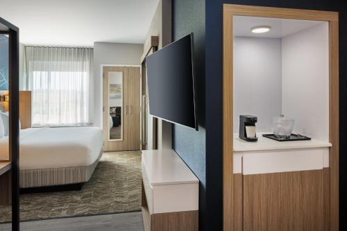 Una cama o camas en una habitación de Springhill Suites by Marriott Newburgh Evansville
