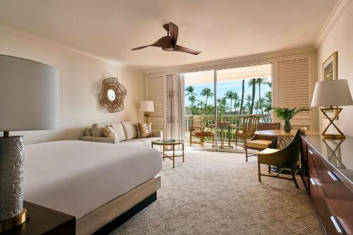 una camera da letto con un letto e un soggiorno di Grand Wailea Resort Hotel & Spa, A Waldorf Astoria Resort a Wailea
