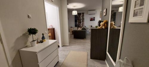 przedpokój domu z salonem w obiekcie Loma-asunto Hiekkasärkillä w mieście Kalajoki