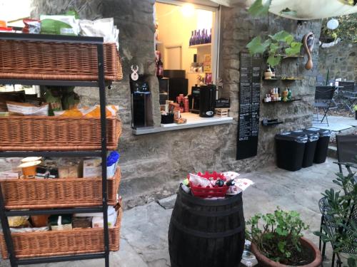 a coffee shop with baskets and a counter at Appartamento vacanze "Borgo Cinque Terre" Volastra Manarola in Volastra
