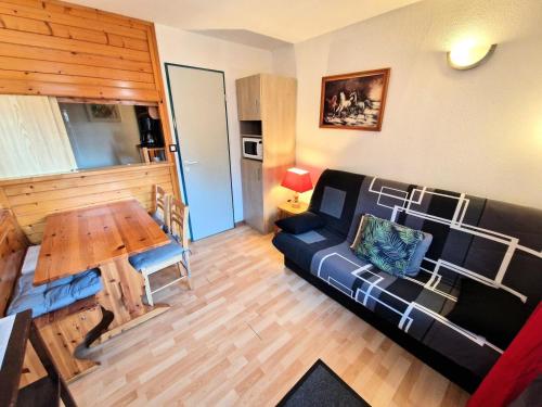 un salon avec un canapé et une table dans l'établissement Résidence Le Thabor - Studio 4 personnes coeur de station MAE-7251, à Modane