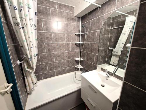 une salle de bain avec une baignoire, un lavabo et une douche dans l'établissement Résidence Le Thabor - Studio 4 personnes coeur de station MAE-7251, à Modane