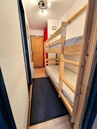 - deux lits superposés dans une petite chambre dans l'établissement Résidence Le Thabor - Studio 4 personnes coeur de station MAE-7251, à Modane